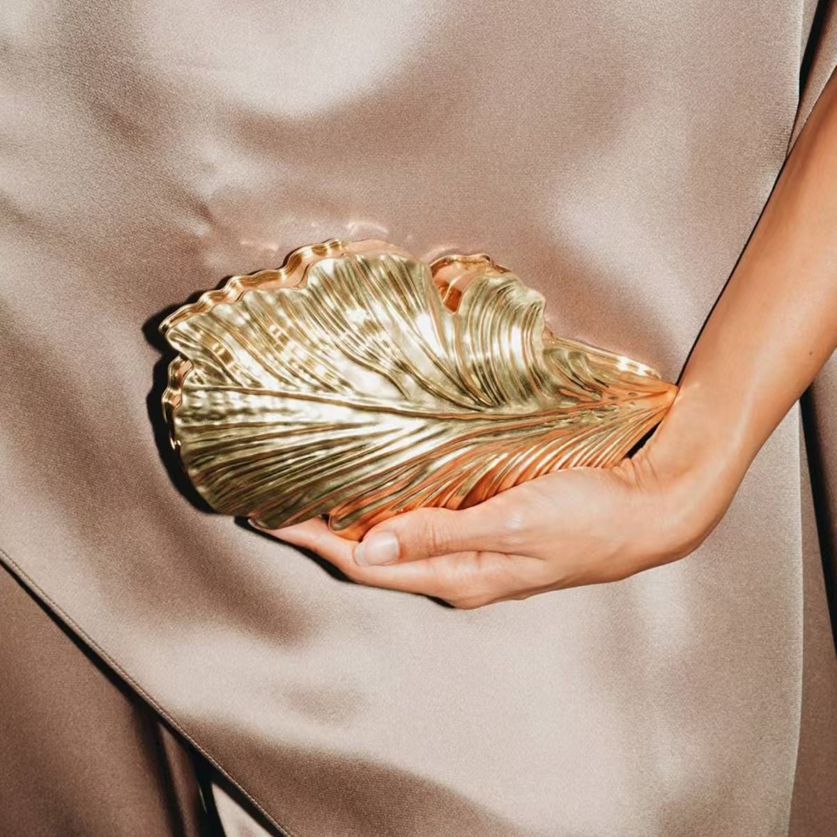 Women Bags Golden - ラグジュアリーなゴールデンファッションアクリルリーフメタルボックスハンドバッグ、エレガントなディナーパーティー用クラッチクロスボディバッグ、若い女性のカジュアルシーンに最適